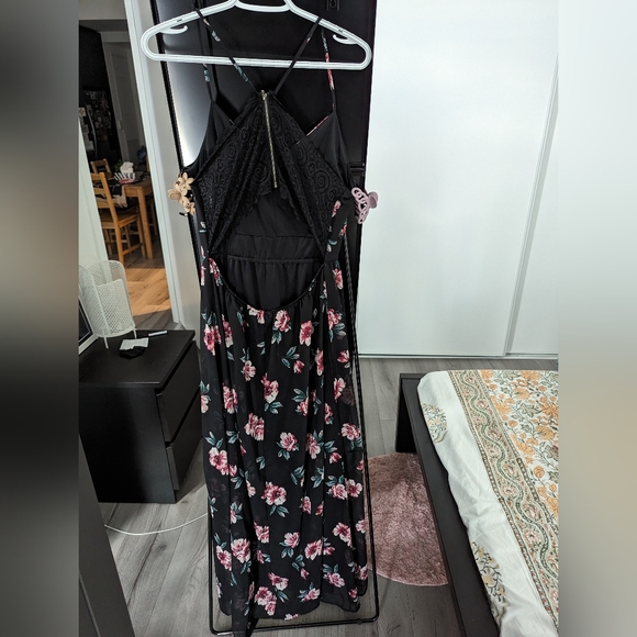 A beautiful evening dress - Picture 2 of 2